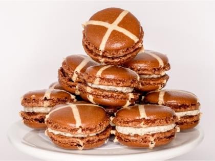 Macarons Hot Cross Easter