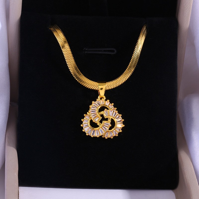 Snake Bones Chain Ginkgo Leaf Pendant Temperament Entry Lux Necklace