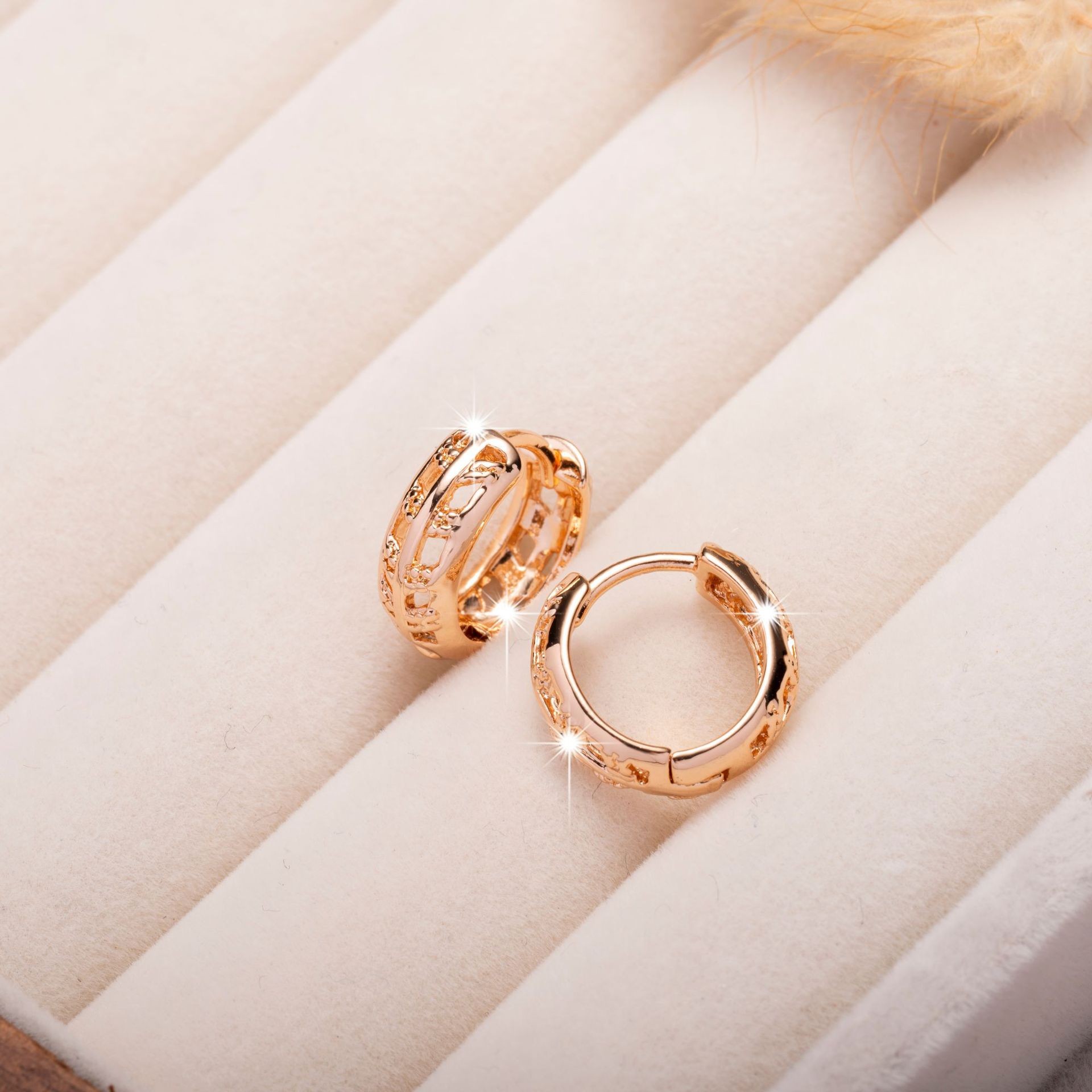 Small Niche High-end Leaf Hollowed Out High-end Earrings