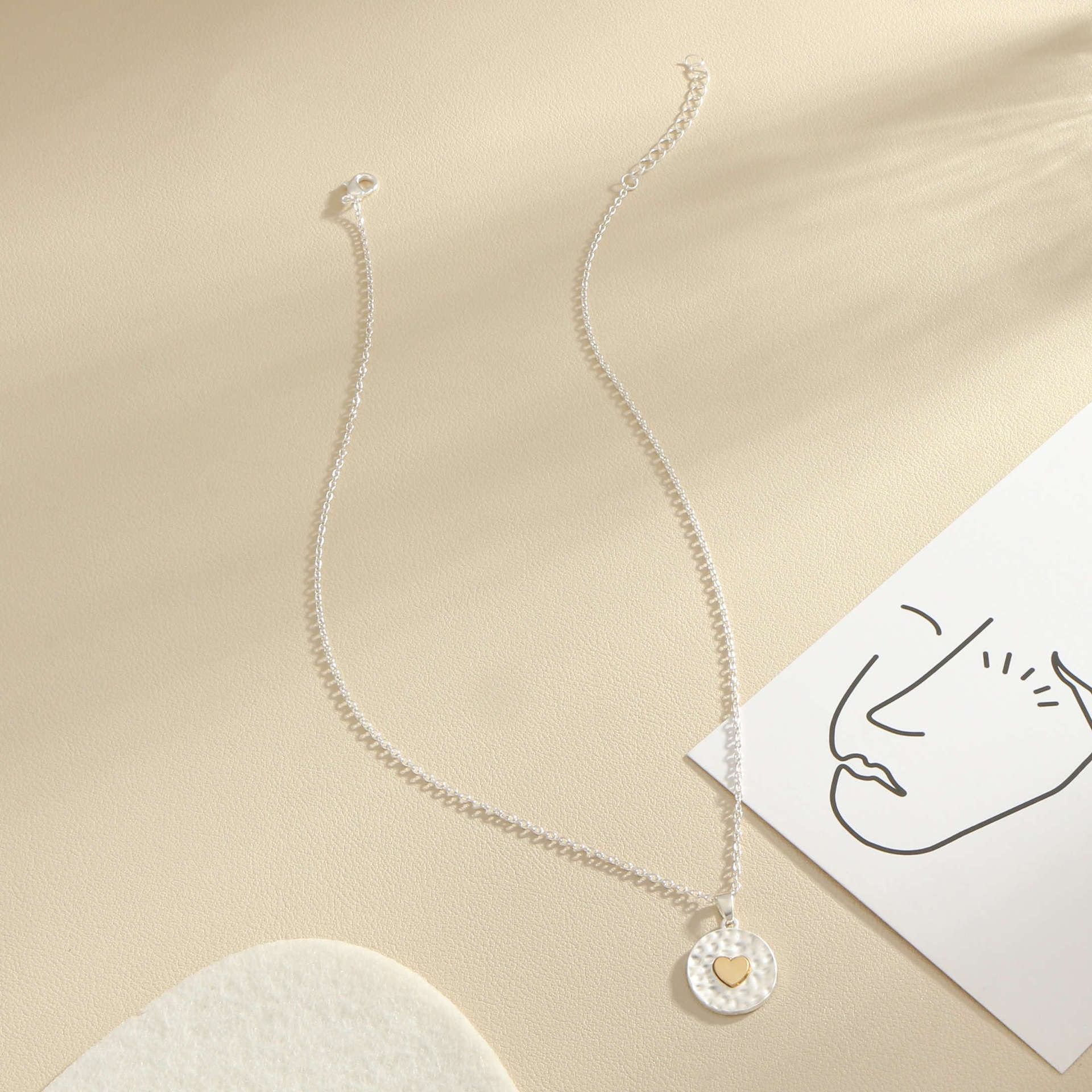 Women's Beating Pattern Shape Middle Inlaid Love Pendant Necklace