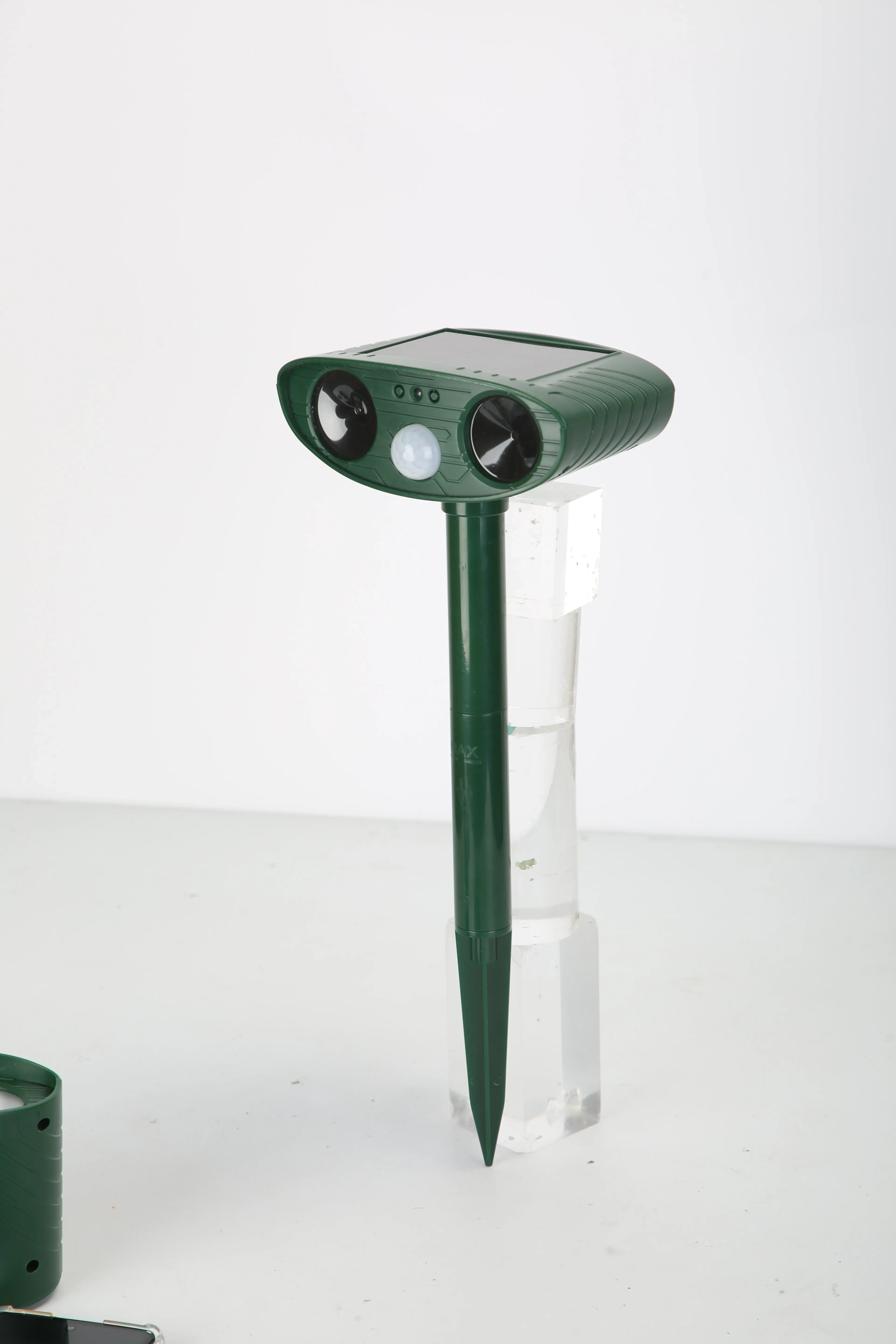 1Pc Solar Ultrasonic Animal Repeller PIR Motion Sensor Animal Repellent Chaser IPX4 Waterproof For Farm Garden Yard To Drive Raccoon Squirrel Rat Skunk Rabbit Mole Dog Cat Snake