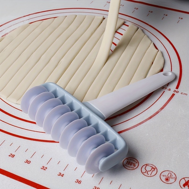 WIEZ Professional Pastry Wheel & Noodle Roller  Durable Plastic Cutter for Dough, Pasta and Baking Prep