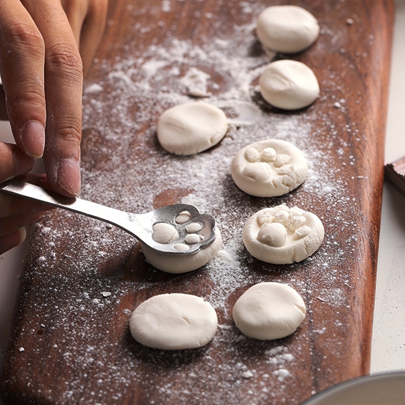 YUHUPHYLLIC Silvery Cat Claw Spoon 304 Stainless Steel Serving Spoon