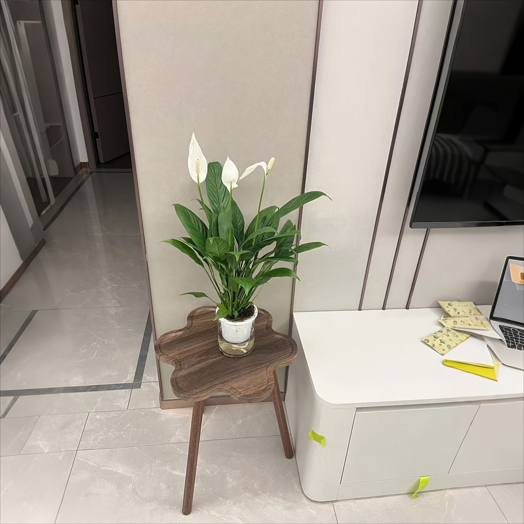 HAOZCL Round Side Table with Storage Rack  Vintage Hardwood Coffee Table with Geometric Pattern Top for Living Room, Bedroom, and Balcony