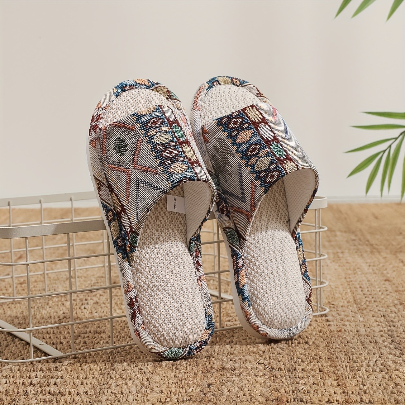 QEEDUOOF Tribal Pattern Slip-On Slippers