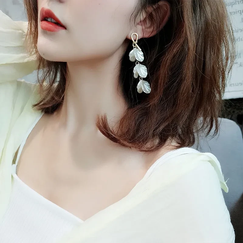 Metal Strap Silver Pin Shell Earrings