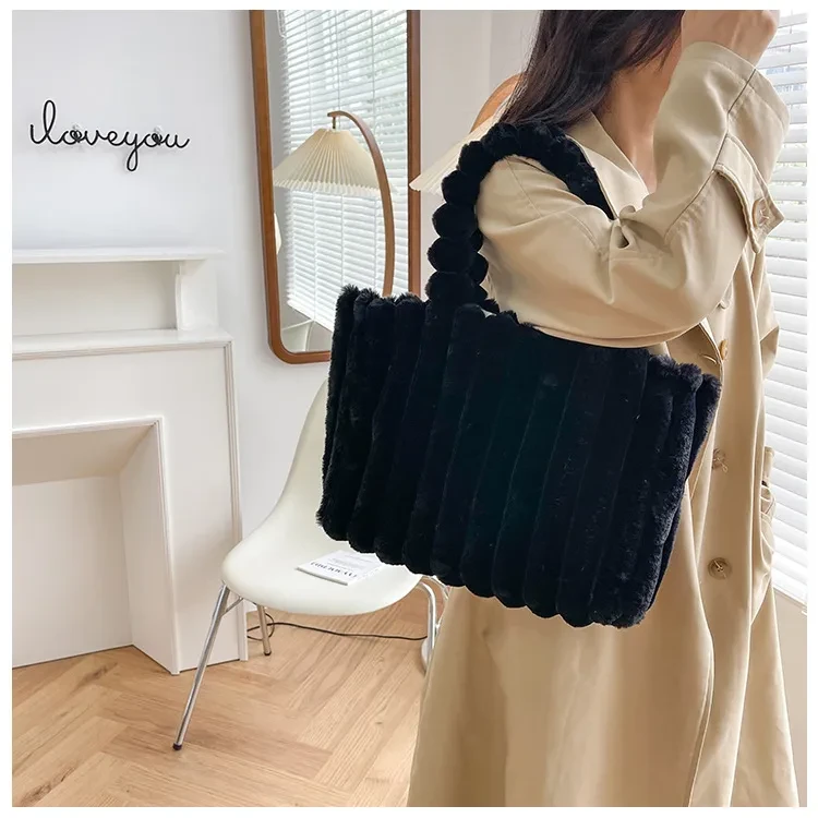 New Fashion One Shoulder Underarm Large Capacity Portable Plush Bag Women