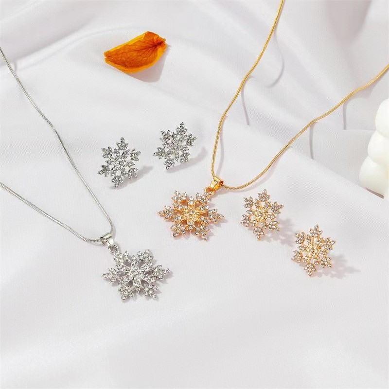 Exquisite Zircon Snowflake Necklace