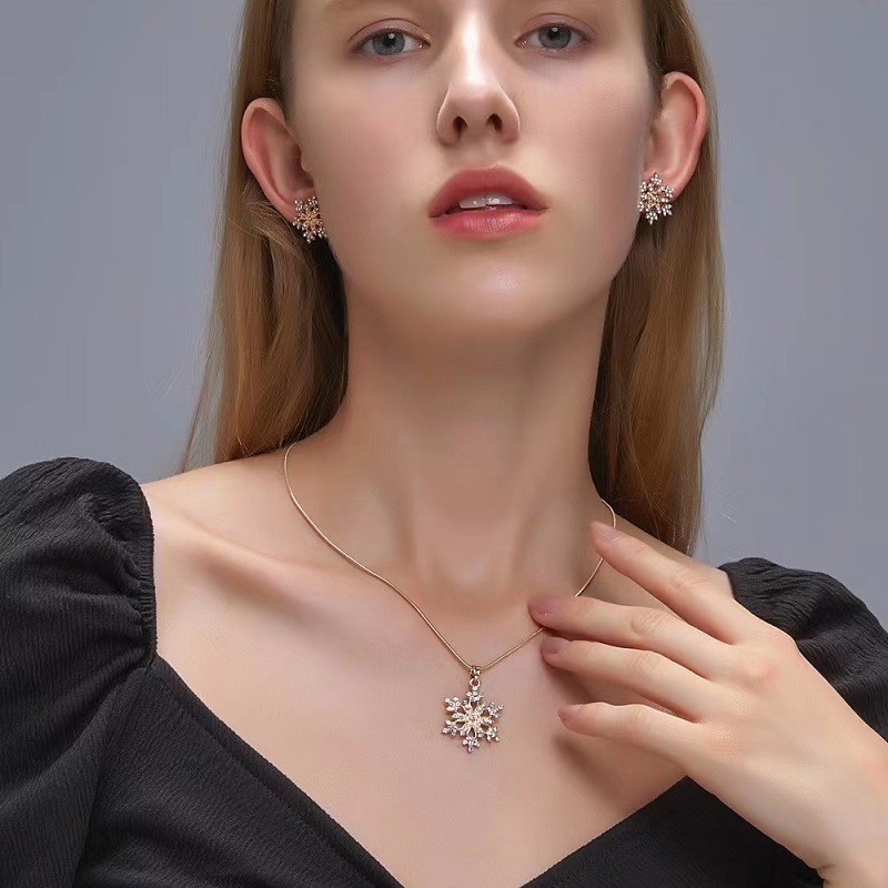 Zircon Snowflake Necklace