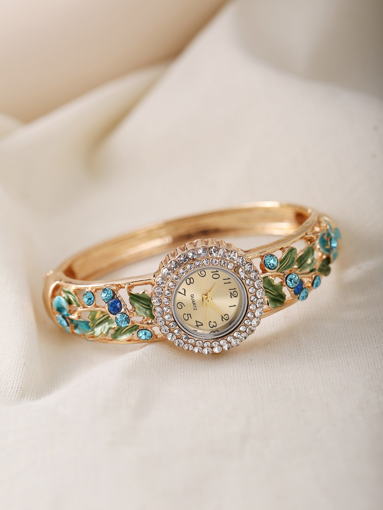 Womens New Retro Light Luxury Rare Quartz Bracelet Watch