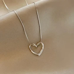 A Delicate Hollowed-out Peach Heart-shaped Minimalist Collarbone Pendant Necklace  The Perfect Gift for Ladies