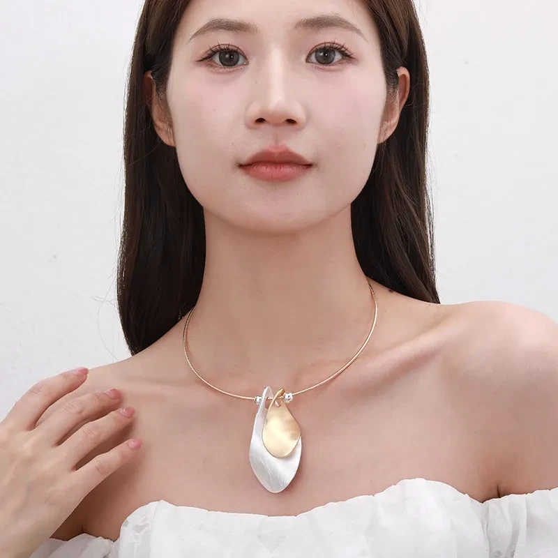 Simple Niche Clavicle Chain Geometric Pendant