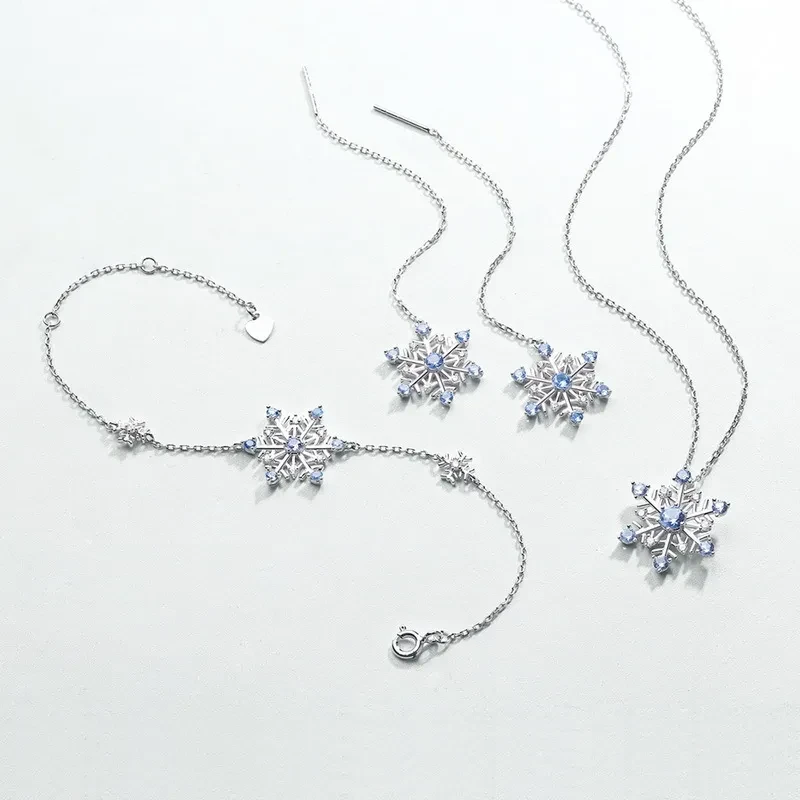 Romantic snowflake pendant