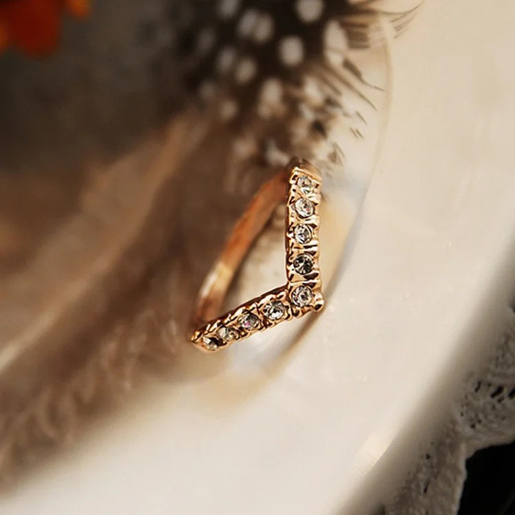 Fashion Jewelry Ring V-type Unique Inlaid Imitation Crystal Design