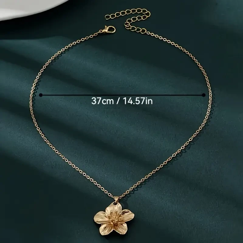 Vintage-Inspired Golden Pleated Flower Pendant Necklace - Chic Petal Design, Delicate Chain, Perfect for Casual Attire & Gift Giving, Everyday Jewelry | Vintage Floral Necklace | Goldplated Alloy