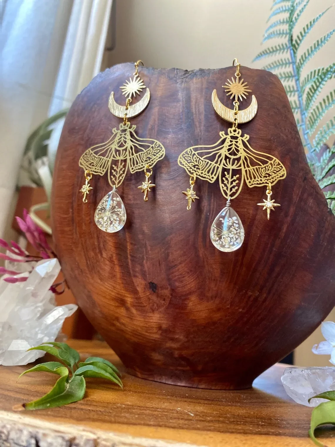 Fashion White Resin Flower Crystal Earrings