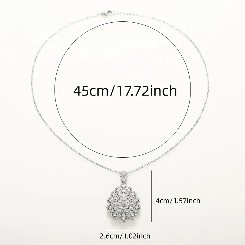 A Women'S Fashion Pendant Necklace