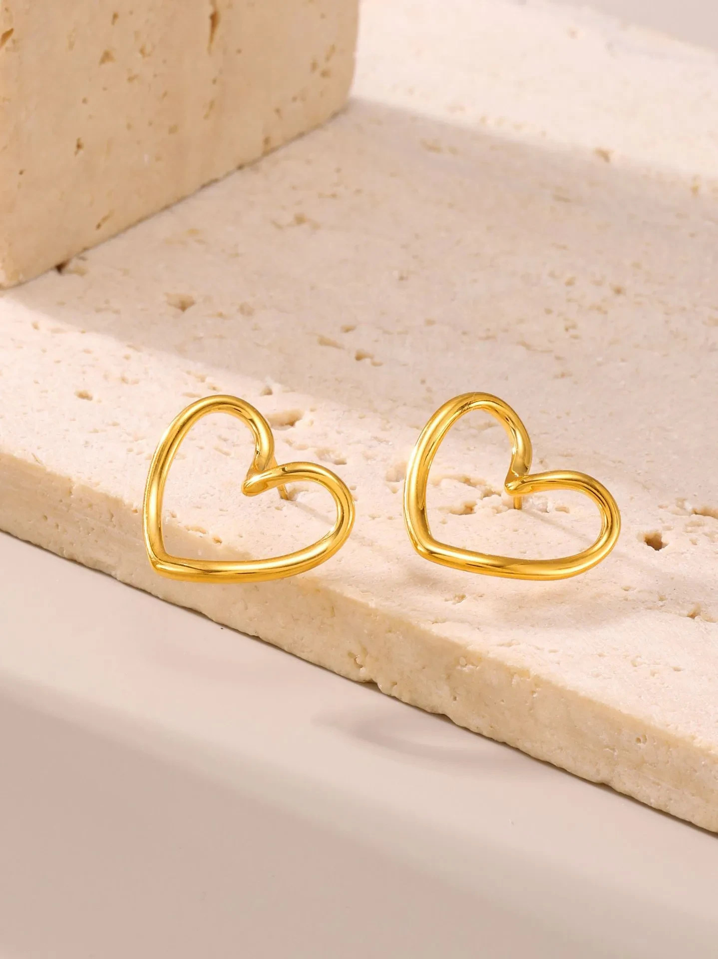 Titanium Steel PVD Electroplating 18K Real Gold Hollow Heart Ear Studs