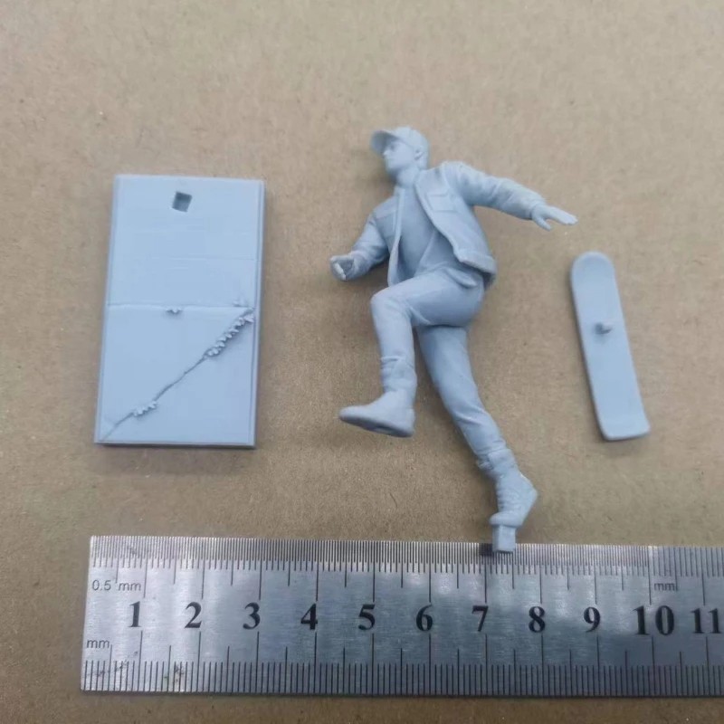Resin Figure 1/24 Scale Assembly Model Kit | Skateboarding Teenager Unassembled Diorama