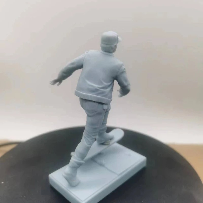 Resin Figure 1/24 Scale Assembly Model Kit | Skateboarding Teenager Unassembled Diorama