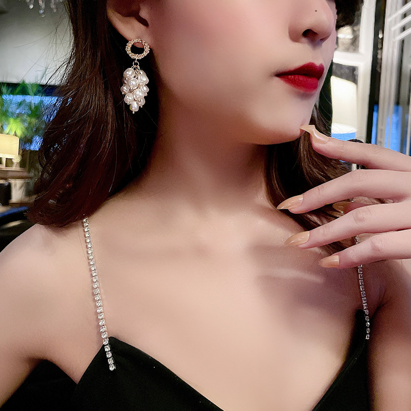 Women's Fashionable Retro Elegant Ear Studs