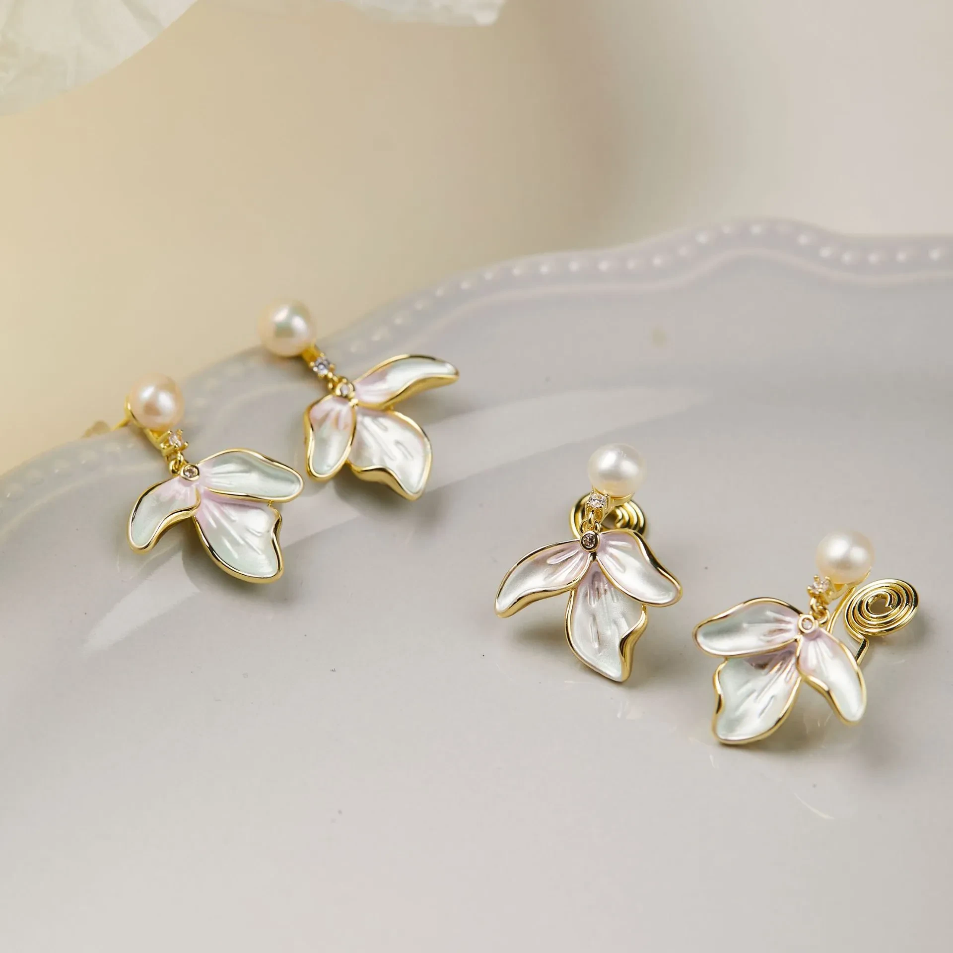 Retro Green Light Petals Freshwater Pearl Ear Studs