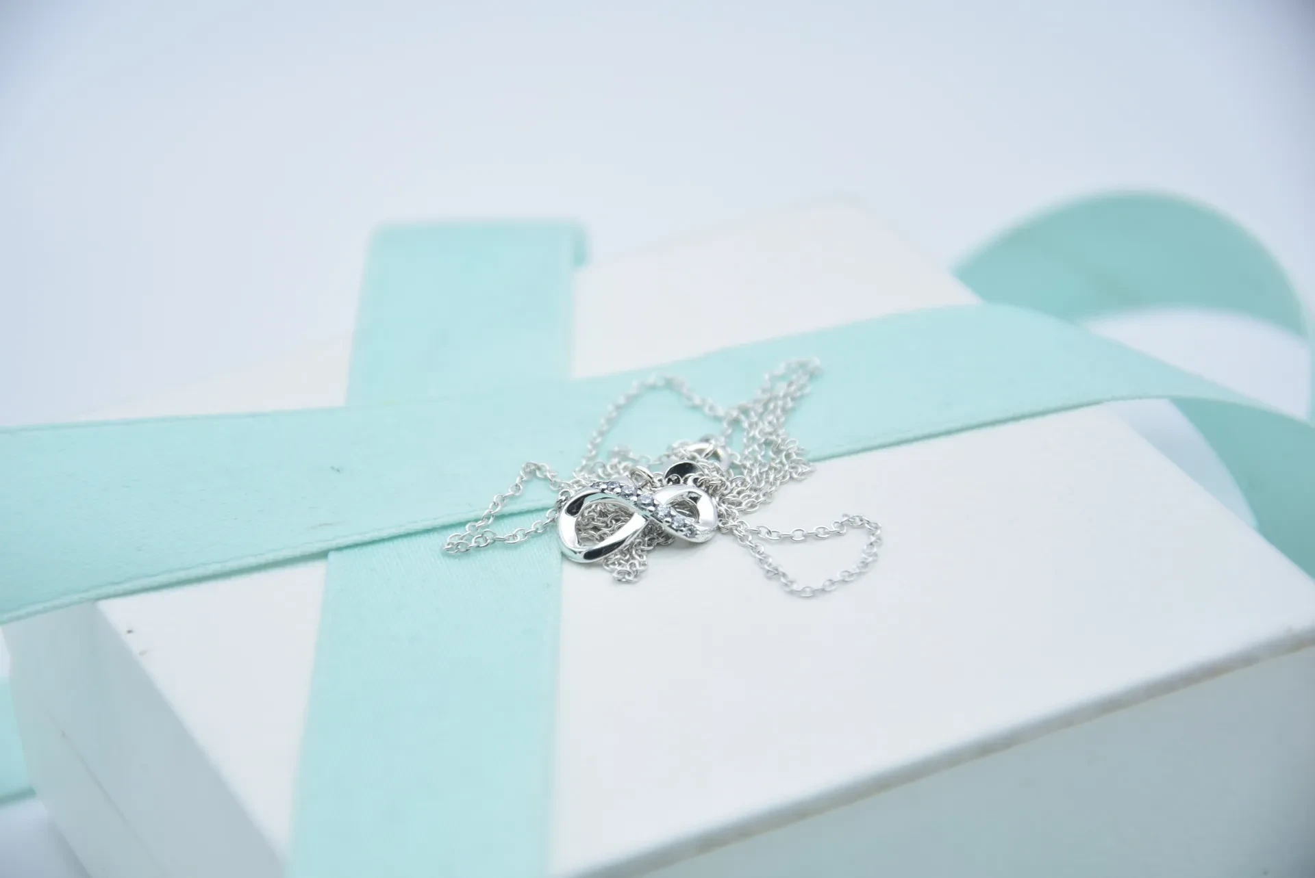 8-shaped necklace pendant