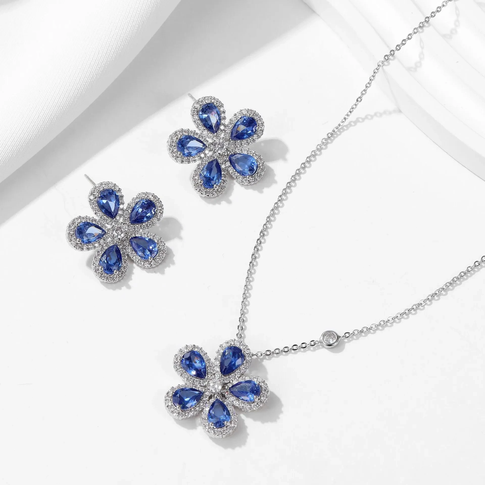 High-grade Jewelry Suit Micro Inlaid Zircon Sunflower Ear Stud Necklace A Set Of Elegant Jewelry