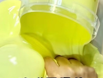 Decompression Fake Water Non-stick Hand Holding Milk Can Cover Bubble