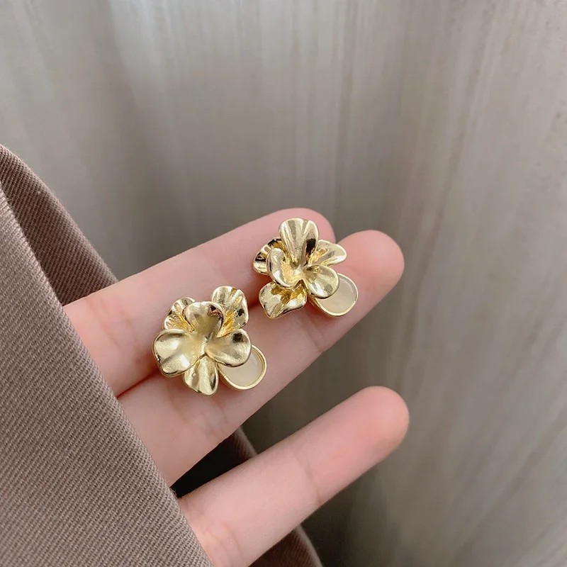 Women's Luxury Niche Design Golden Petal Ear Clips