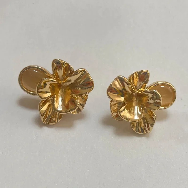 Women's Luxury Niche Design Golden Petal Ear Clips